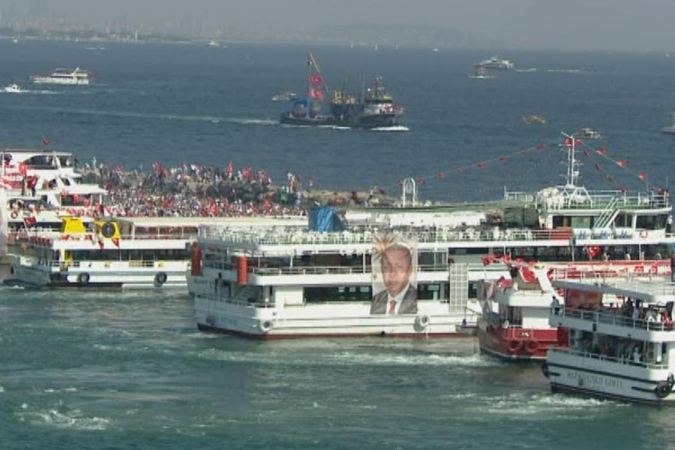 İstanbullular Yenikapı'ya akın ediyor İstanbullular Yenikapı'ya akın ediyor